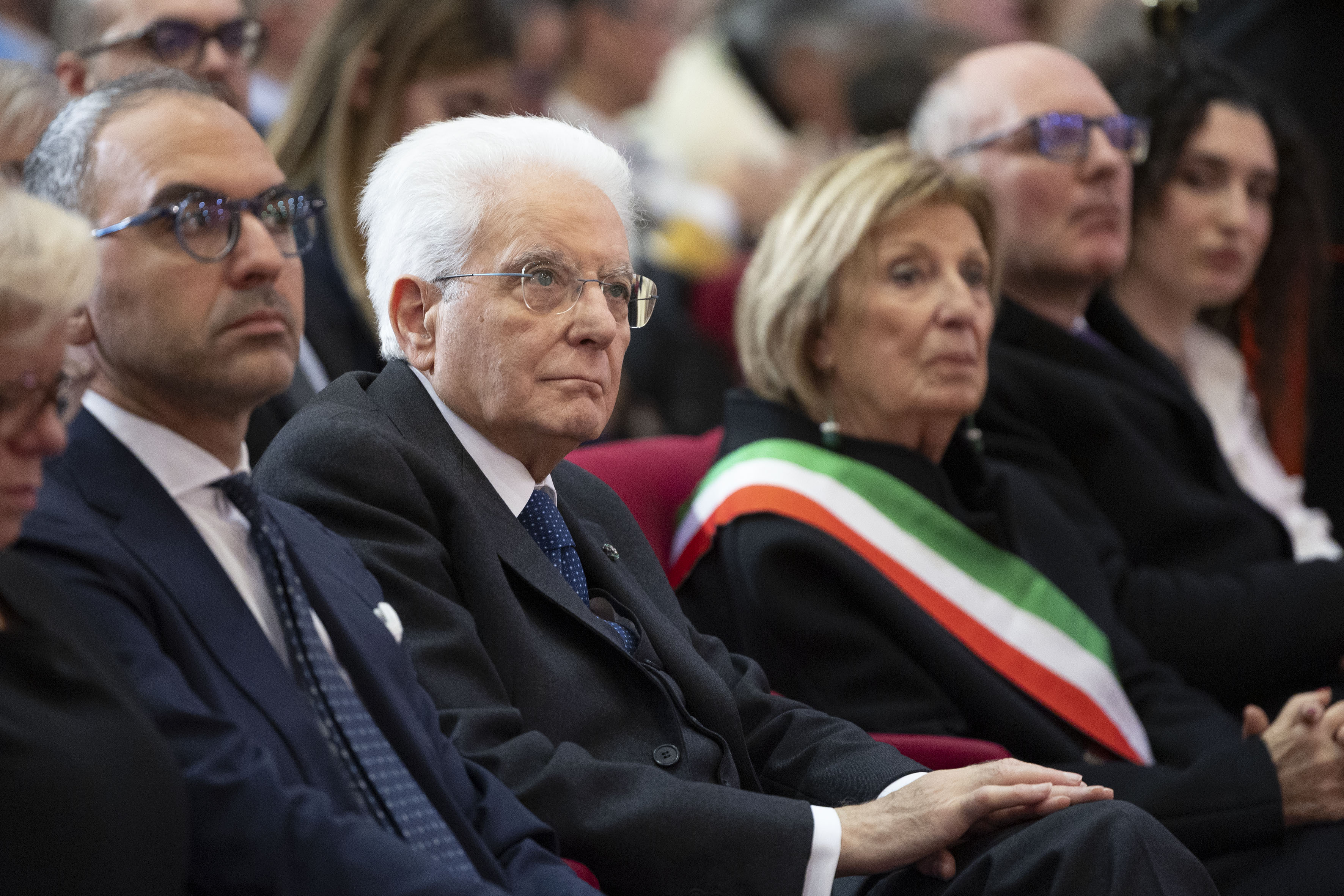 Galleria CELEBRAZIONE DEL 70° ANNO ACCADEMICO DELL’UNIVERSITÀ DEL SALENTO ALLA PRESENZA DEL PRESIDENTE MATTARELLA. DICHIARAZIONI DI EMILIANO, PIEMONTESE, LEO E DELLI NOCI - Diapositiva 16 di 19