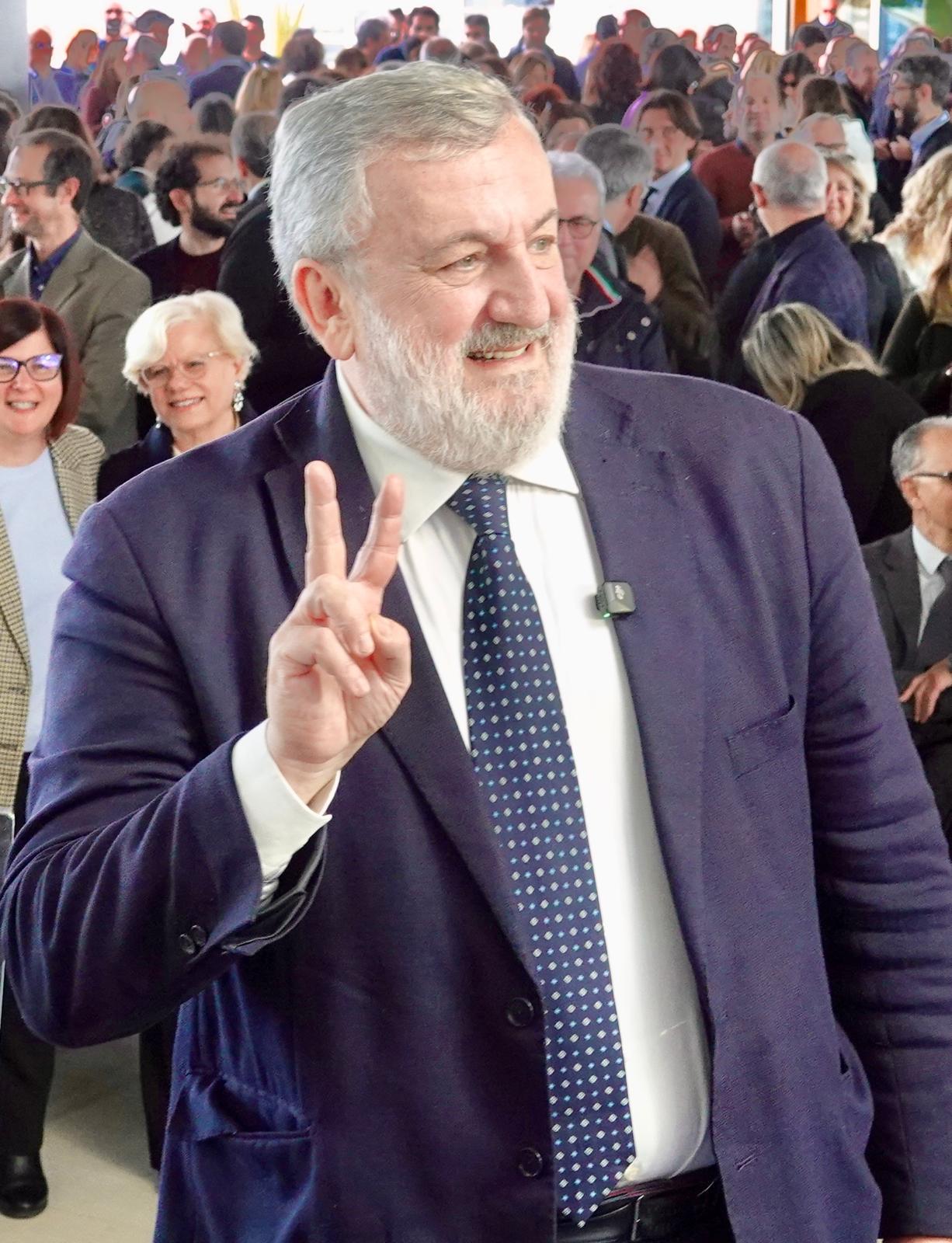 Galleria IL DISCORSO DI SALUTO DEL PRESIDENTE EMILIANO OGGI IN REGIONE - Diapositiva 5 di 6